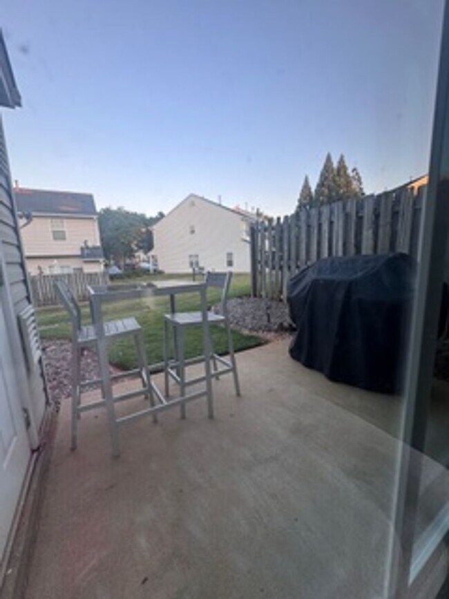 Building Photo - Wonderful townhome in Perfect Location