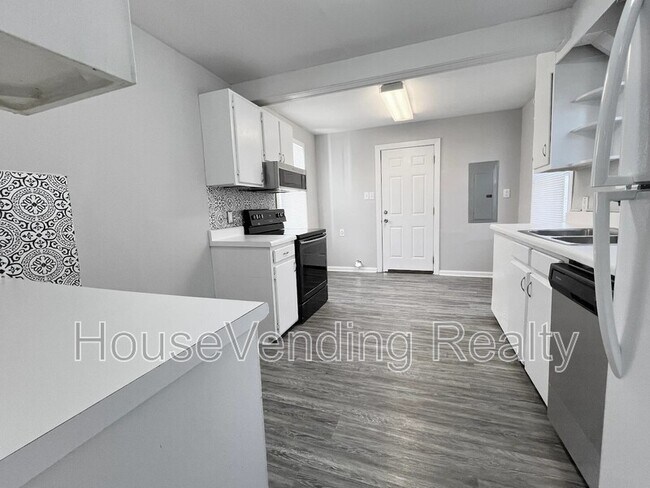 Building Photo - 1755 Dalton St