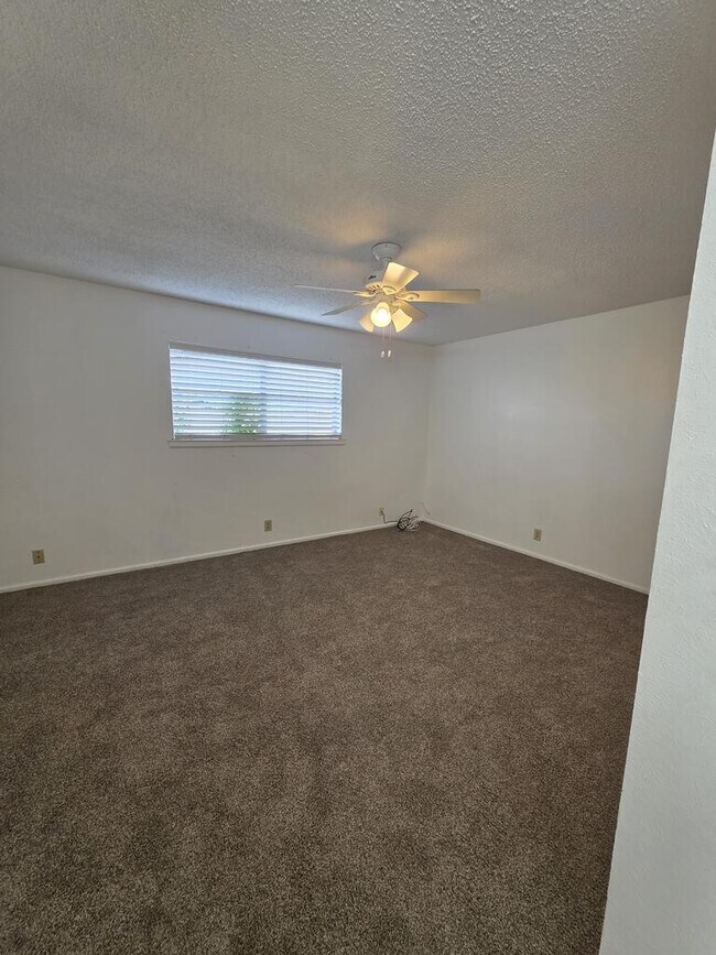 Building Photo - 3220 Tanglewood Ln