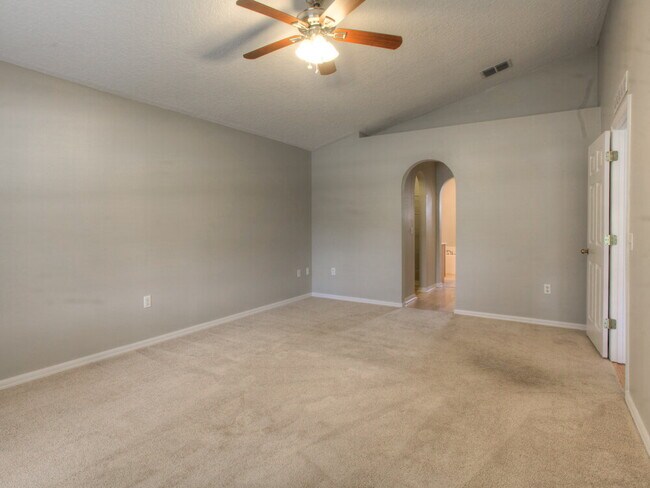 Building Photo - 744 Westcliffe Dr