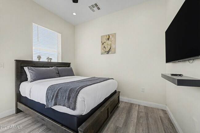 Building Photo - 1344 E Polk St