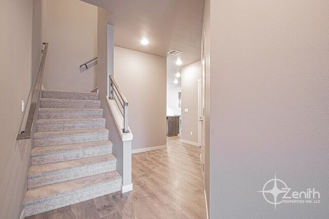 Building Photo - 12323 NE 116th Way