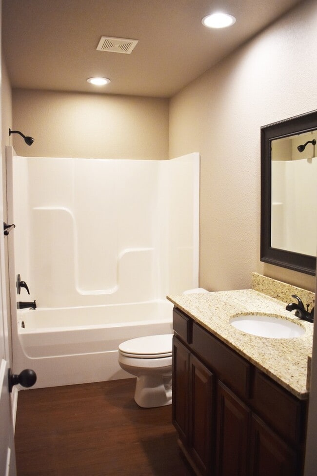 Building Photo - 3 Bedroom 2.5 Bathroom Home in Fayetteville AR!