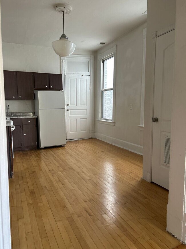 Building Photo - 862 N Hermitage Ave