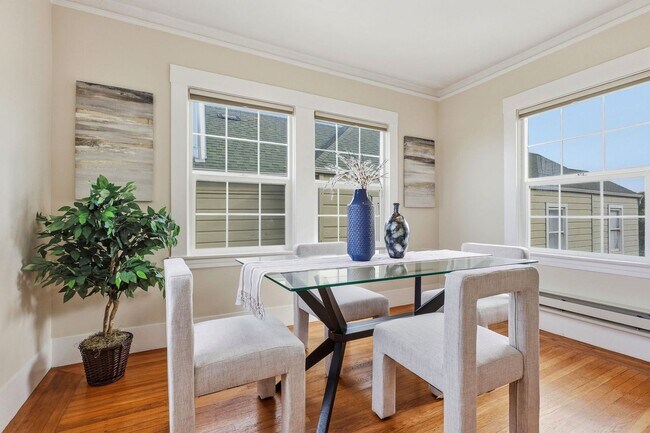 Building Photo - Charming Seacliff Top Floor Condo Unit with views of Golden Gate Bridge!