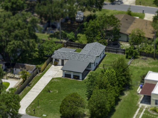 Building Photo - Central Lakeland Home with big yard!