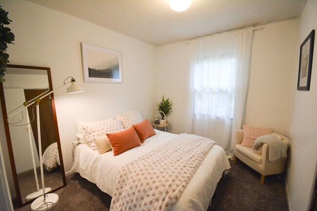 Building Photo - Charming 3-Bed, 2.5-Bath Split-Level Home ...