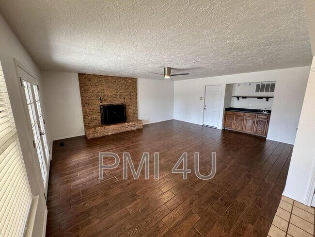 Building Photo - 10412 La Paz Dr