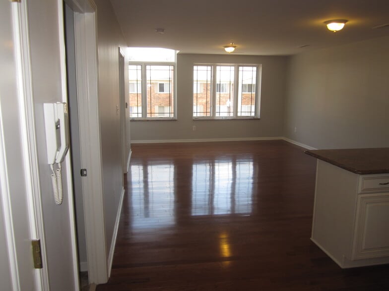 Building Photo - 614 E 11 Mile Rd