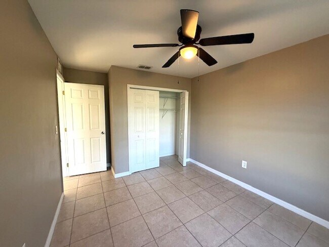 Building Photo - Spacious 3 Bed / 2 Bath Home with Large Ba...