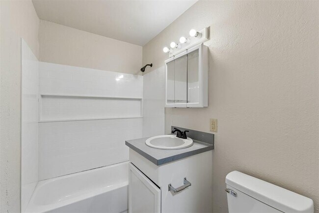 Building Photo - 912 SW 48th St