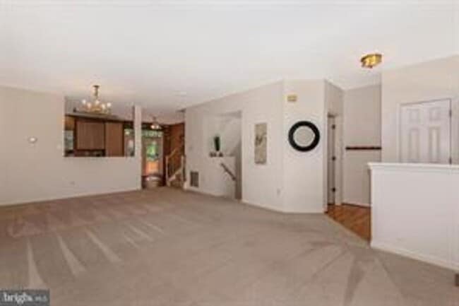 Building Photo - WELL MAINTAINED TOWNHOUSE WITH ONE CAR GARAGE, DECK,