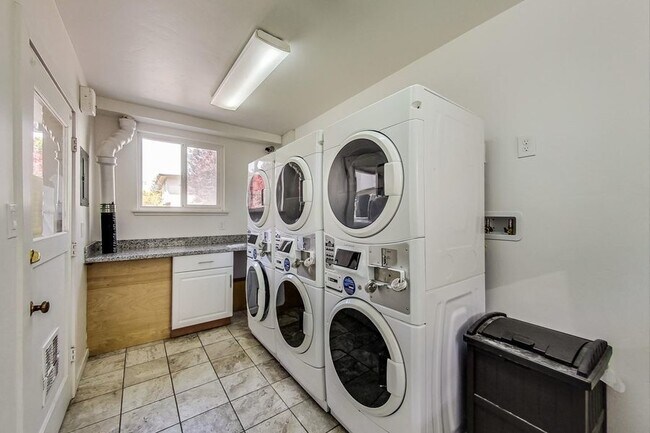 Building Photo - 1549 San Carlos Ave