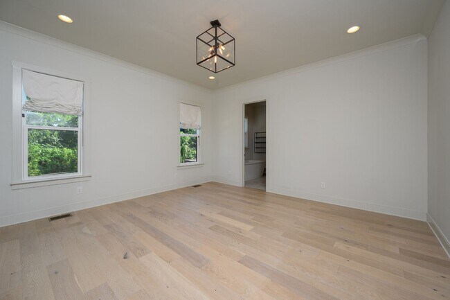 Building Photo - **LIKE-NEW, HIGH-END EXECUTIVE HOME WITH I...