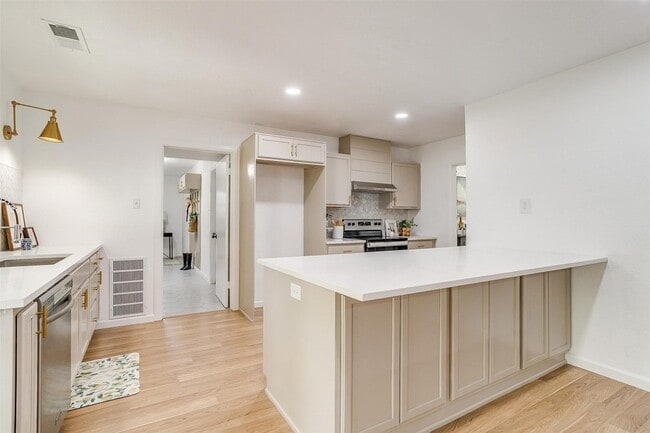 Building Photo - 1701 Larkspur Dr