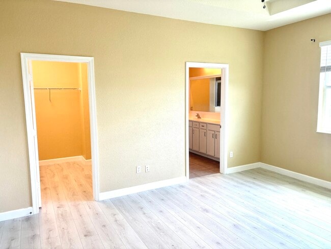 Building Photo - 7962 NW Greenbank Cir