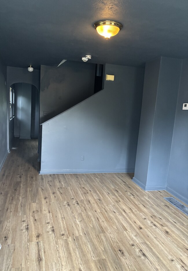 Building Photo - Section 8 Accepted, Cozy 3BR 1BA Home