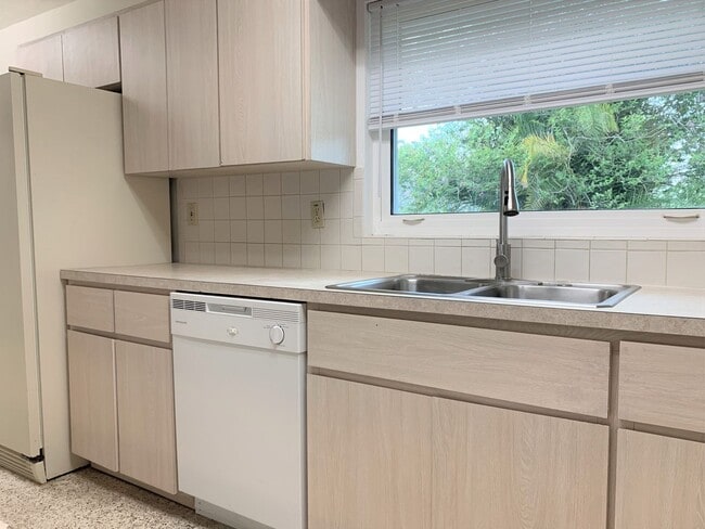 Building Photo - 3 Bedroom 2 Bath Spacious Home in Holiday Park