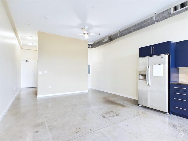 Building Photo - 2124 E 6th St