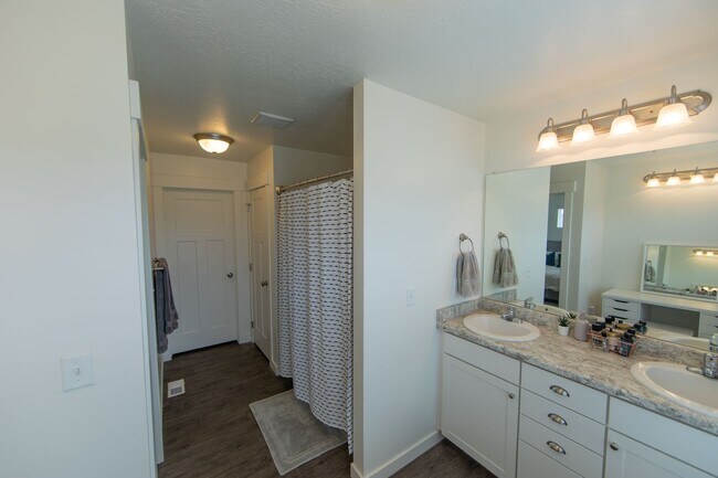 Building Photo - Spacious 4-Bedroom Home Awaits in Eagle Mo...