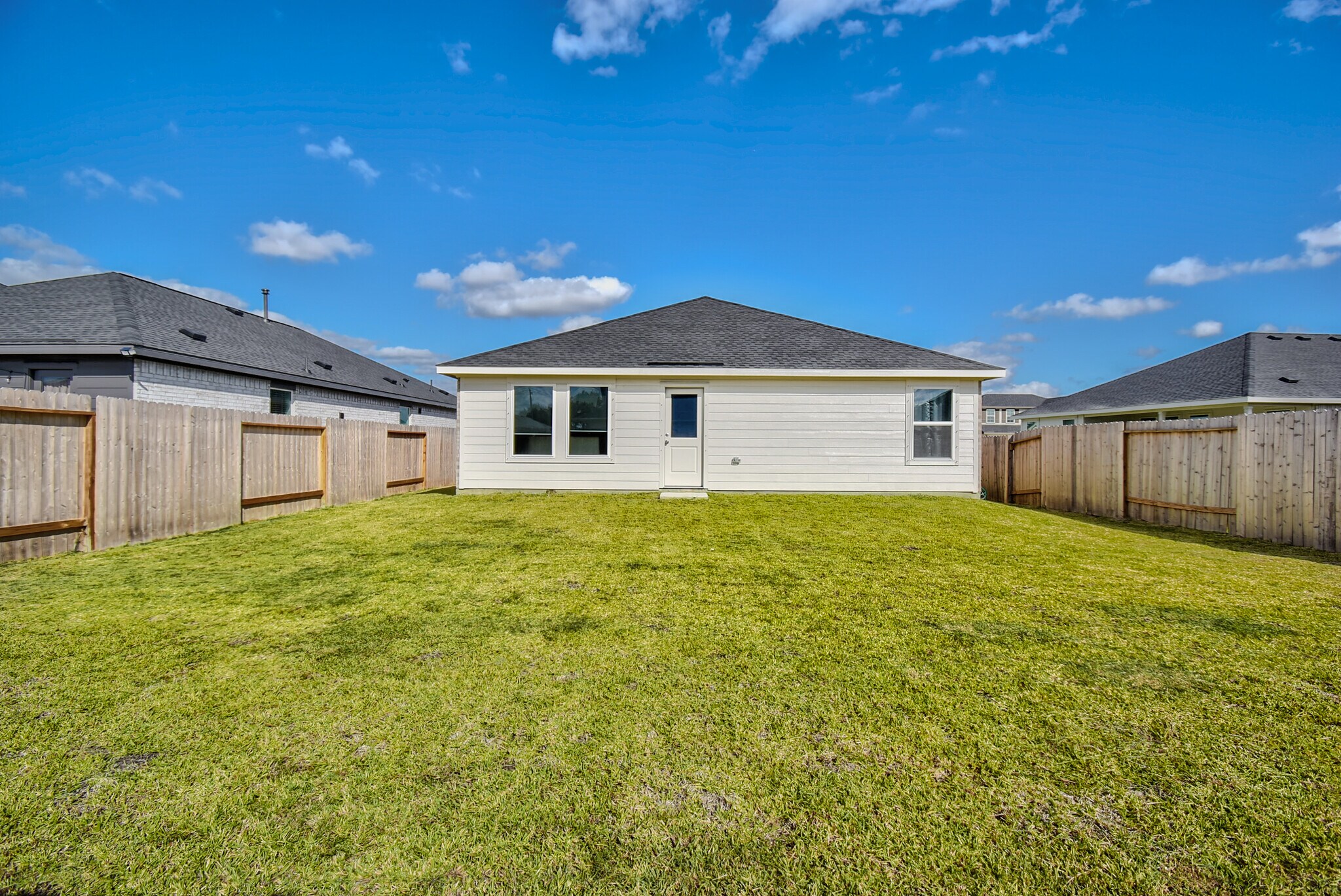 completely fenced - 410 Emma St