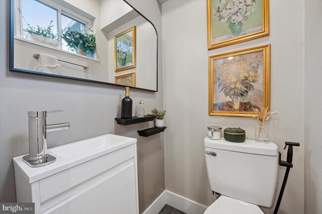 Building Photo - 1233 N Hollywood St