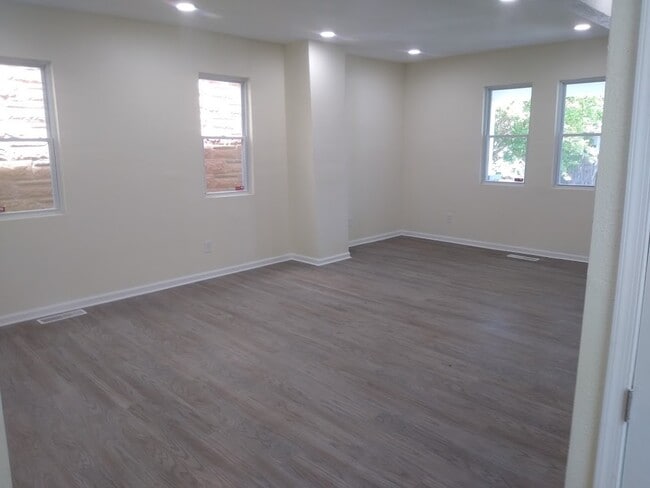 Building Photo - 907 Rugby St