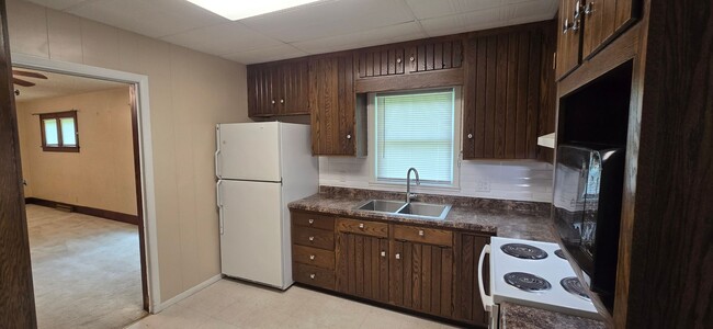 Building Photo - Spacious 2 bedroom with garage + 2 vehicle...