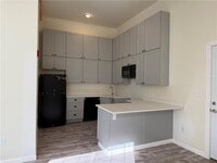 Building Photo - 327 Pine St