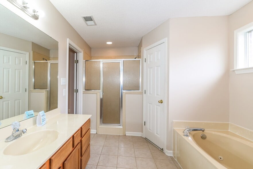 Building Photo - 10255 Green Moss Dr S