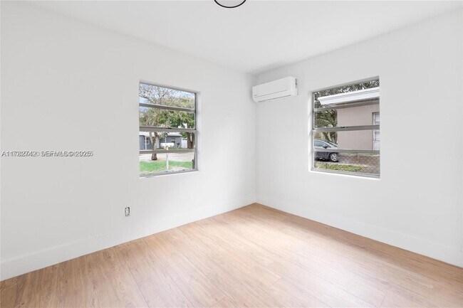 Building Photo - 417 NW 15th Ave