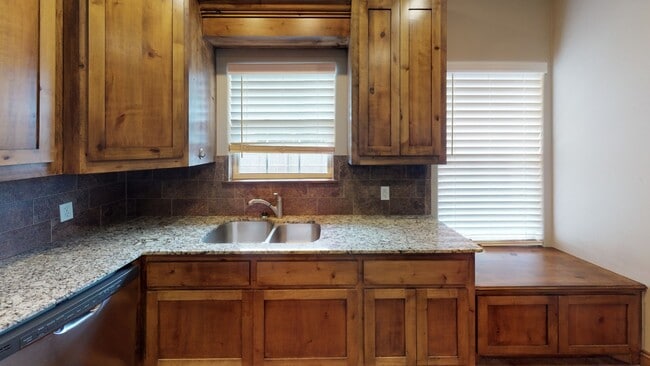 Building Photo - 11201 NE Marigold Ln