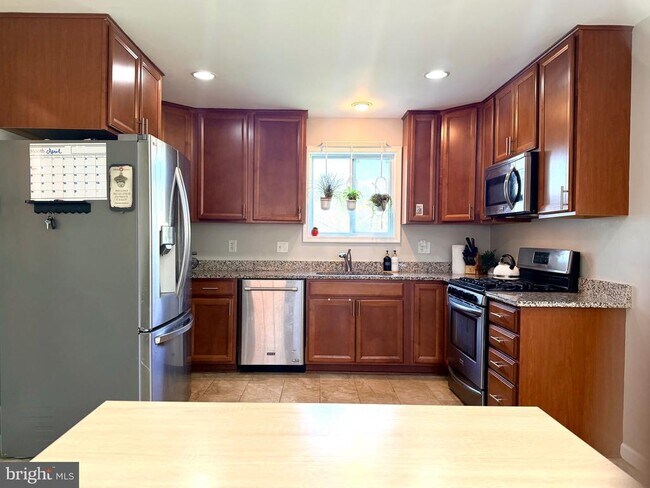 Building Photo - 2916 Meadow Ln