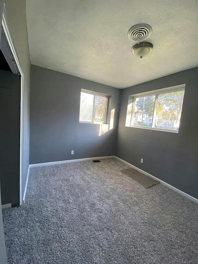 Building Photo - 933 Russel Avenue
