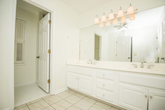 Building Photo - 11144 Pleasant Forest Dr