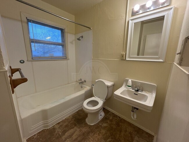 Building Photo - 1206 Culp Ave