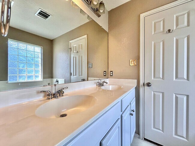 Building Photo - Lovely & Spacious 3/BR 2.5/BA Home in Roun...
