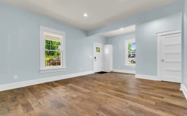 Building Photo - Gorgeous 3/2 Located 1 Block From Downtown Greenville!