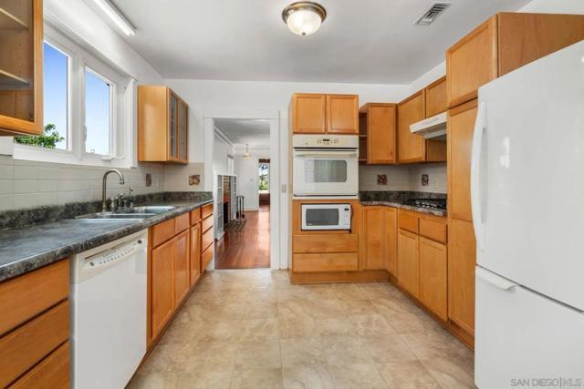 Building Photo - 145 S Grape St