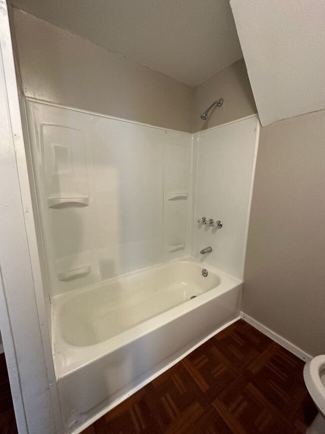 Building Photo - Spacious 5-Bedroom Home with 2 Full Baths, Freshly Rehabbed, Ready to rent