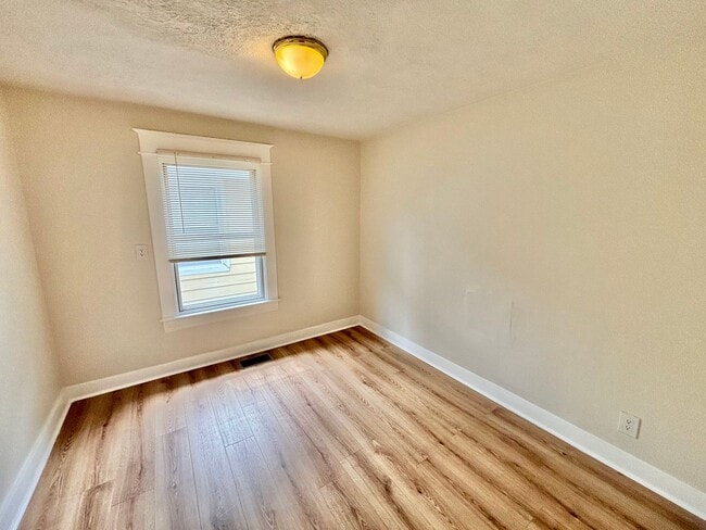 Building Photo - 3911 Larkwood Ave