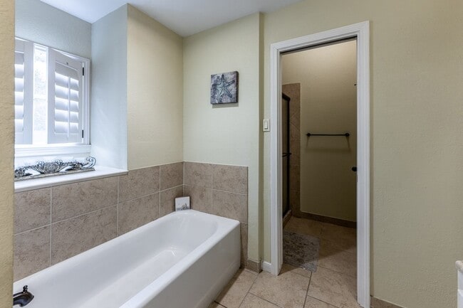 Building Photo - 422 River Oaks Dr