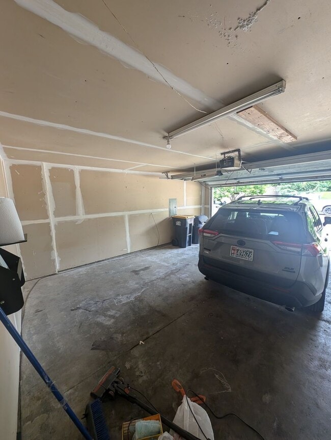 Building Photo - Updated 3BR Townhome in Eagan – Close to S...