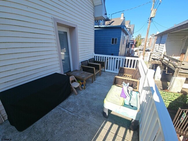 Building Photo - 111 N Sacramento Ave