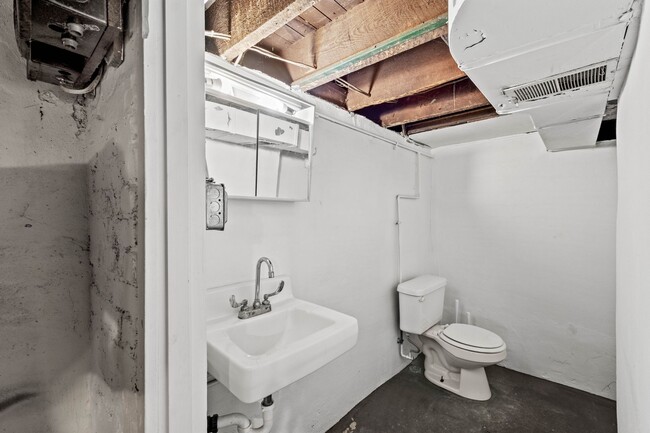 Building Photo - Beautiful 3 bedroom home in Coraopolis available June 1!