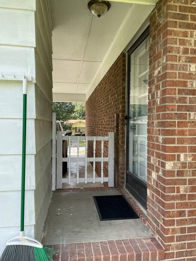 Building Photo - BEAUTIFUL 3 BED, 1.5 BATH BRICK HOME LOCAT...