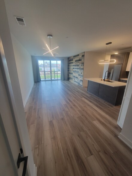 Building Photo - 302 W Liberty Dr