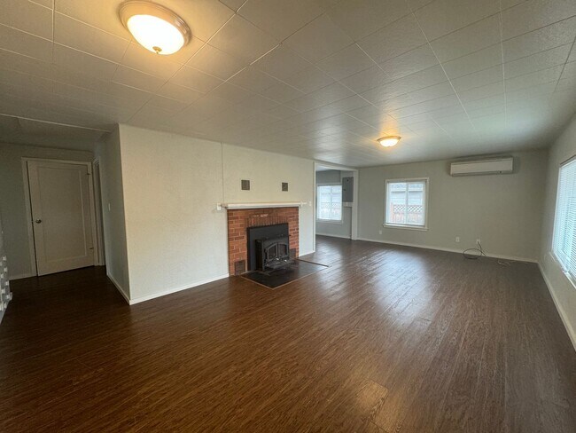Building Photo - 2733 W Sharp Ave