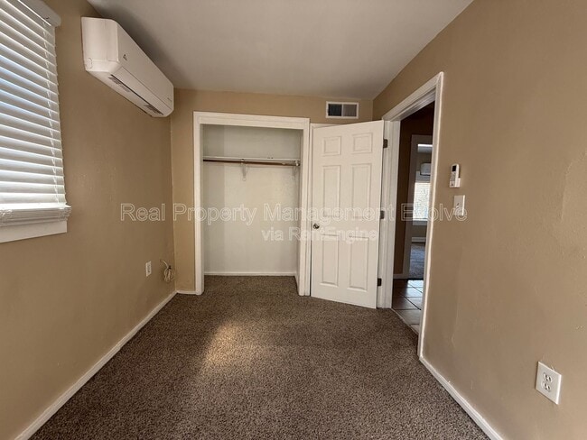 Building Photo - 1437 E Polk St