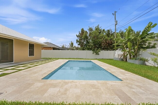 Building Photo - 1280 SW Kalevala Dr
